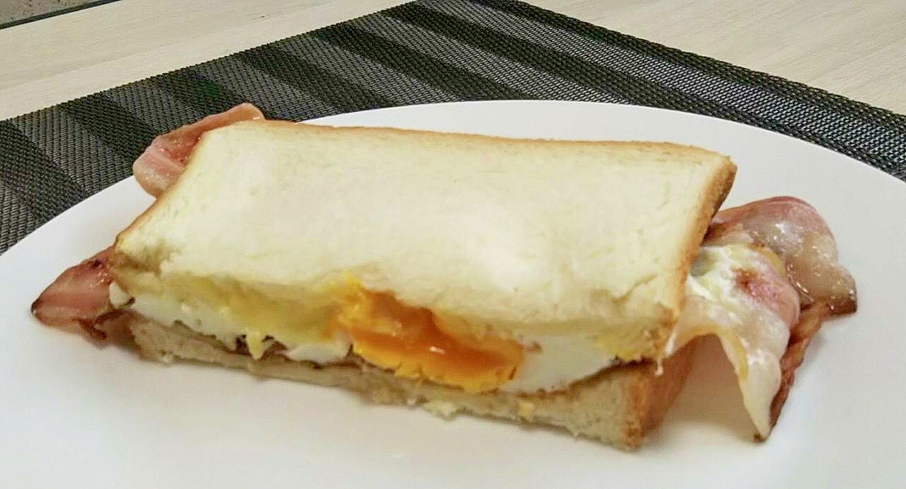 ベーコンと卵とチーズの簡単サンドイッチ