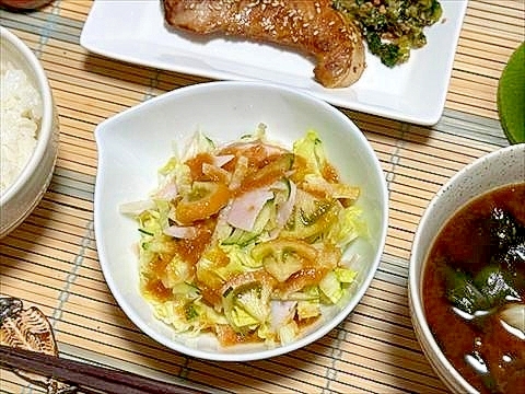 白いハムと青いトマトとしゃっきしゃき野菜サラダ