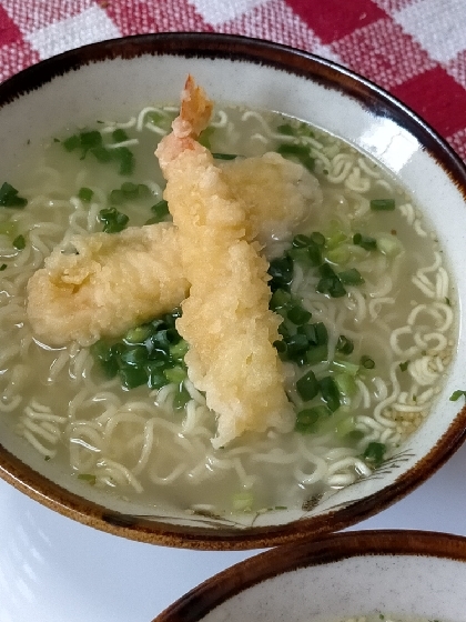 桜咲子さん♪冷房バッチリきかせてランチにいただきました！ニンニク(チューブ入り)・塩ラーメン・1こはイカ天で┏○ﾍﾟｺ♡めちゃくちゃ美味しかったです(*^^*)