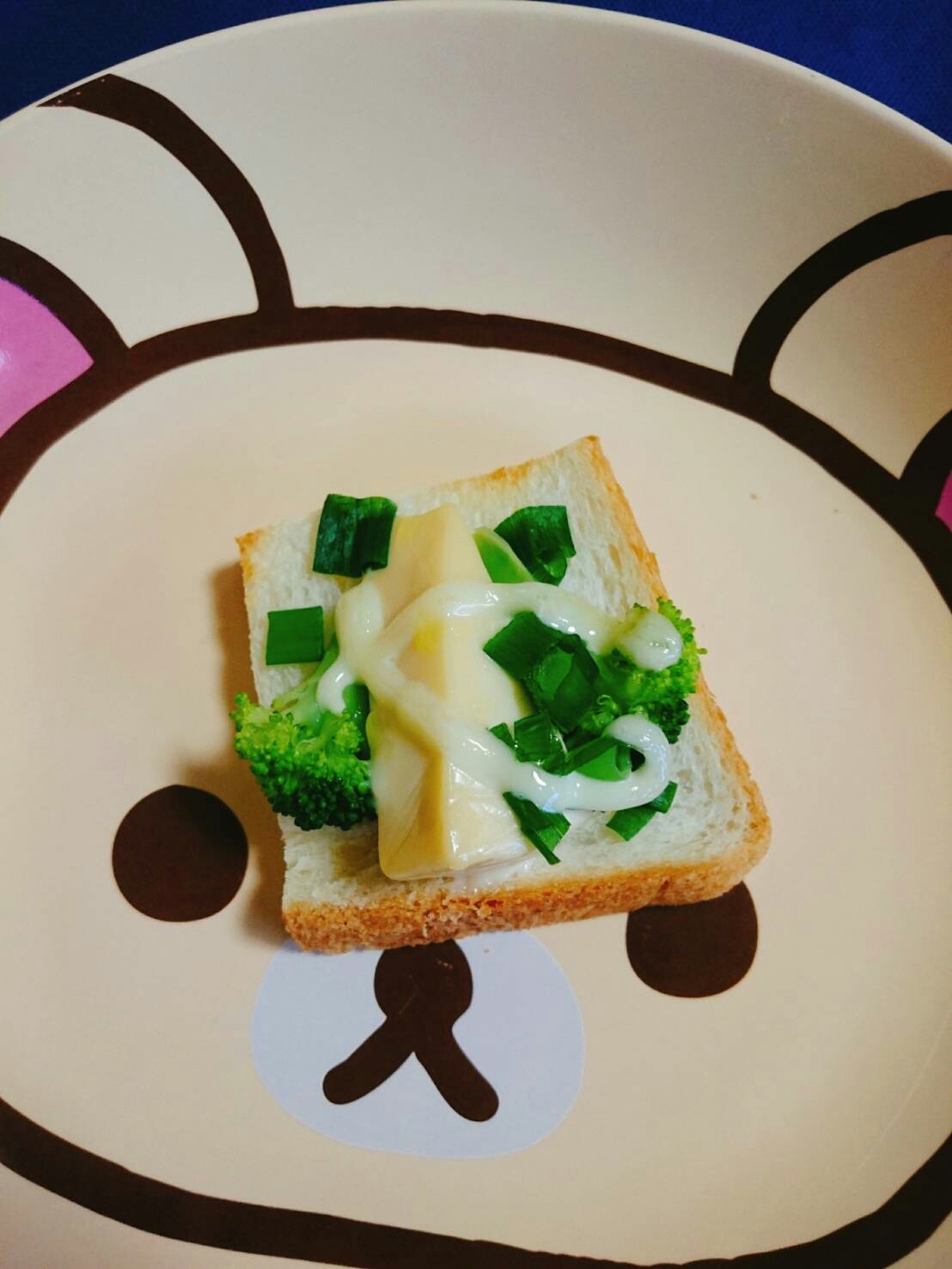 チーズ　ブロッコリー　万能ネギのおやつパン