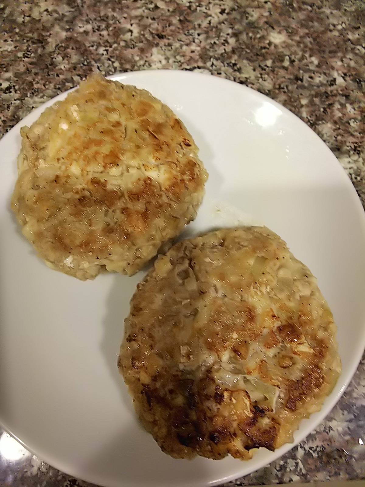 クルミ入り！鯛と豚のハンバーグ