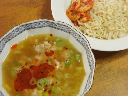 ラー油を入れた↑↑↑カンスイを使っていない麺なので、夜中ＯＫ！（意味不明）２玉＆おじやは、胃のサイズ的に無理だけど（笑）、美味しいから絶対最後おじやだね～♪