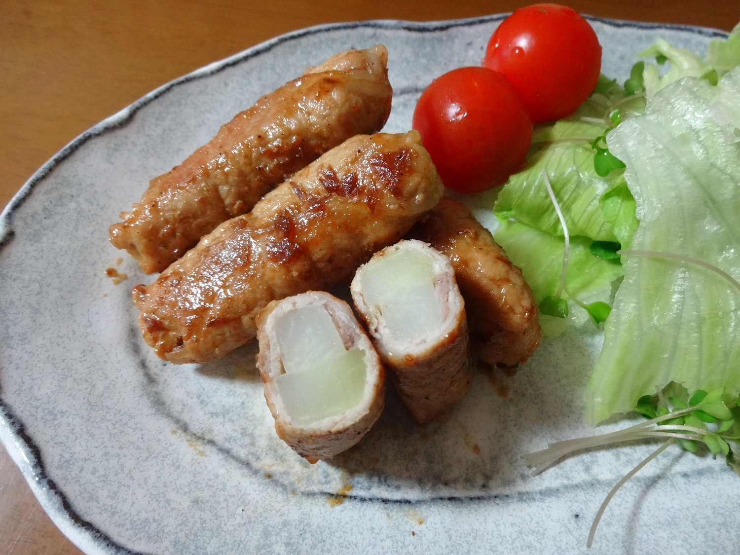 グレーの皿に盛り付けたコールラビの肉巻き