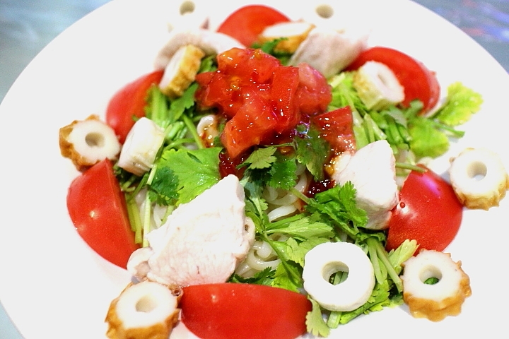 白い皿に盛り付けた鶏むね肉のエスニック風混ぜうどん