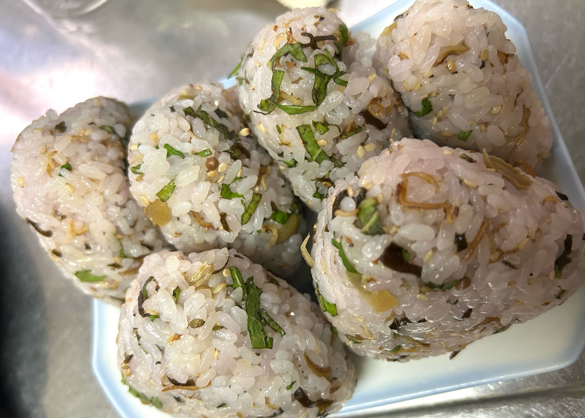 カリカリ小梅を炊き込んで〜おにぎり