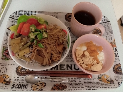 暑い日に！夏野菜のピリ辛ラー油蕎麦