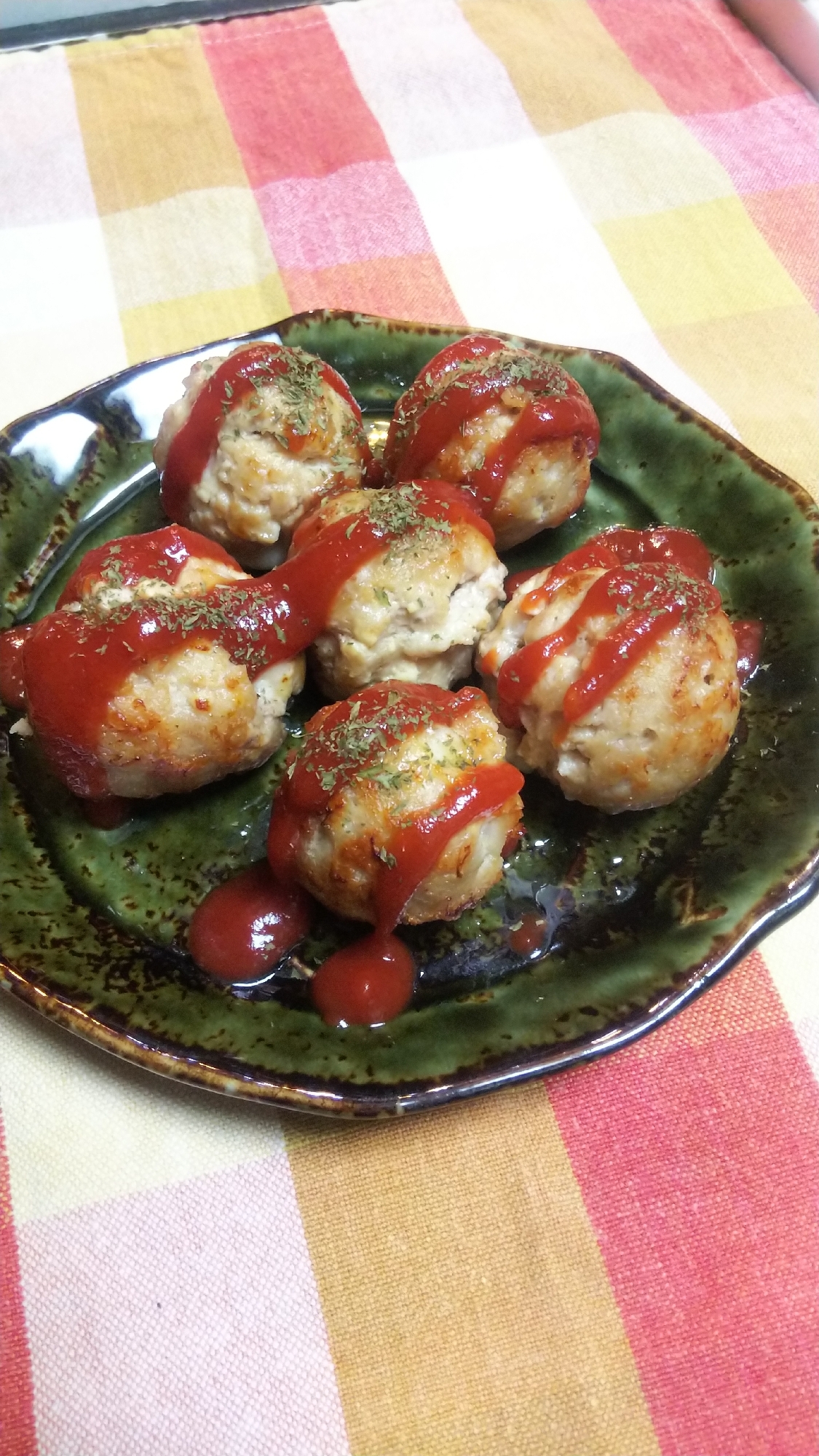 たこ焼き器で作ったハンバーグが皿に盛り付けられているところ