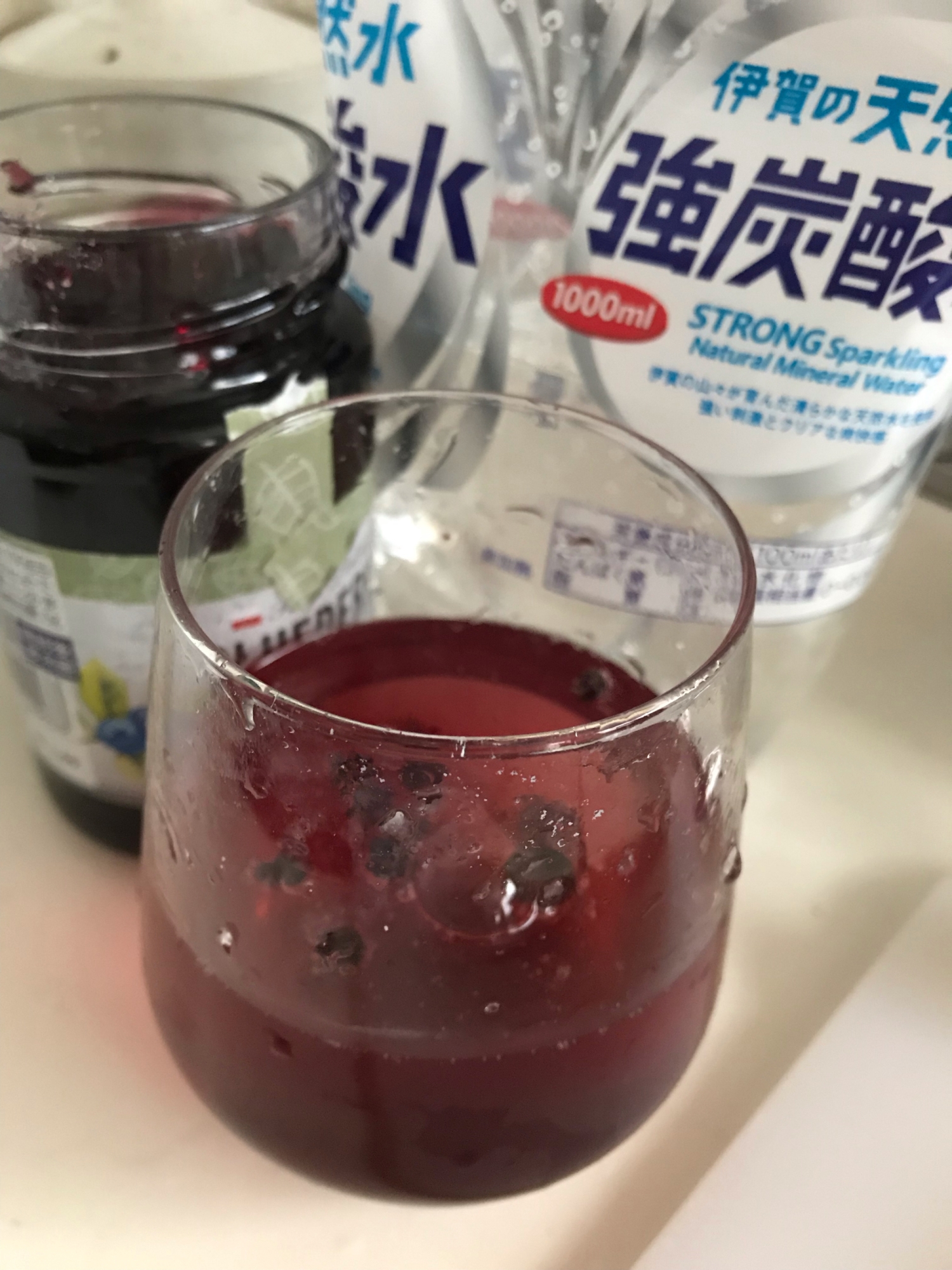 はちみつとブルーベリーの炭酸ドリンク