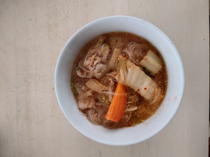 今日は韓国風春雨スープを作りました。同じキムチを作使った料理と言う事で作ったよレポートを送らせて頂きました。材料はキムチ、コチュジャンを入れています。