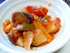 白い皿に盛り付けたコールラビとたっぷり野菜のラタトゥイユ