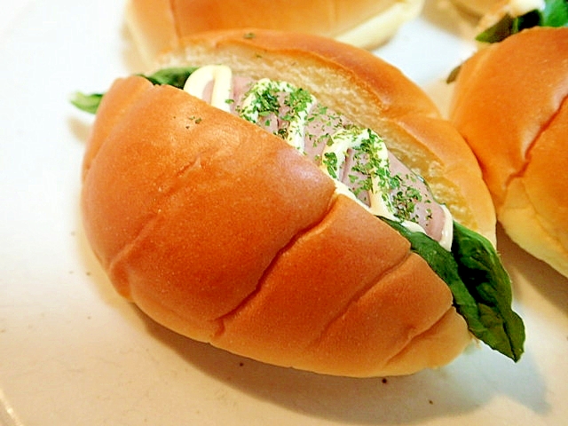 小松菜とハーブソーセージのロールパン