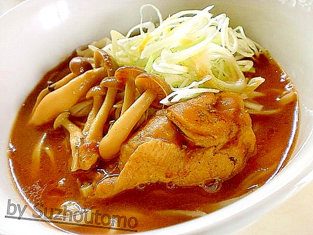 コクに満足！鶏手羽とシメジのカレーうどん