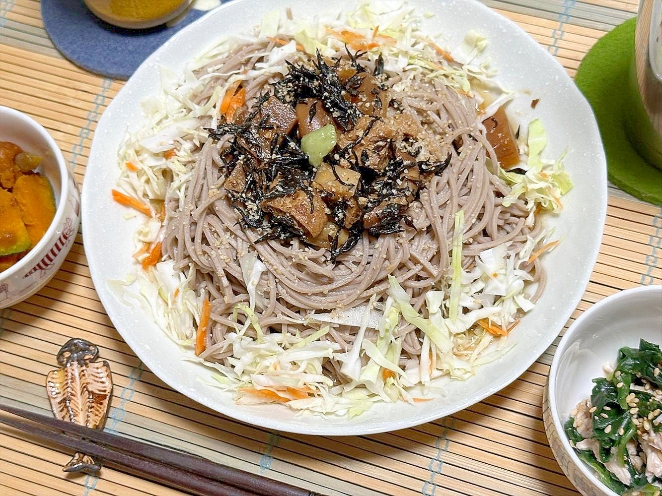 ひじき炊いたんあったよね冷たいお蕎麦にぶっかける？