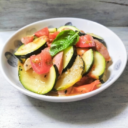 相性抜群♡ズッキーニとソーセージのトマト炒め