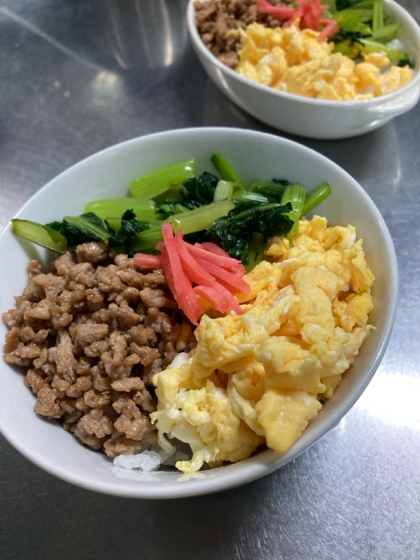 豚そぼろと小松菜の三色丼