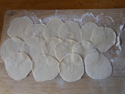 はかせ５５さん今日は&はじめまして♪
餃子大好きでよく作りますが、中力粉での皮作りは初めてです。美味しい皮が出きました、ありがとうございました(*^_^*)