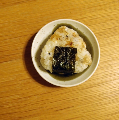 ごま塩と鰹節の海苔巻きおにぎり