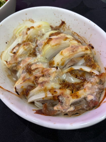 豚肉と玉ねぎで、マスタードチーズ焼き