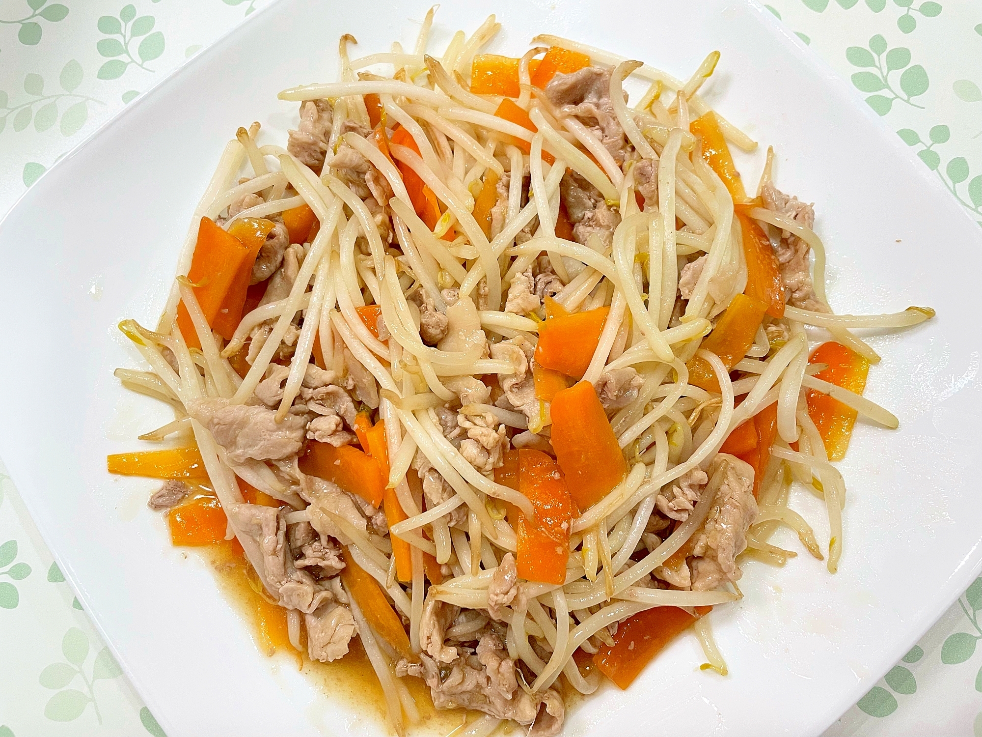 もやしと人参の豚肉炒め