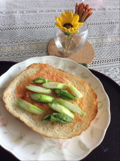 こんにちは〜♪自家製アスパラで作ったよ♡うんうん！茹でなくても大丈夫♪あっ！海苔忘れちゃいました(^_^)a昨日は真夏日今日は冷んやり。。体調に気をつけてね♡