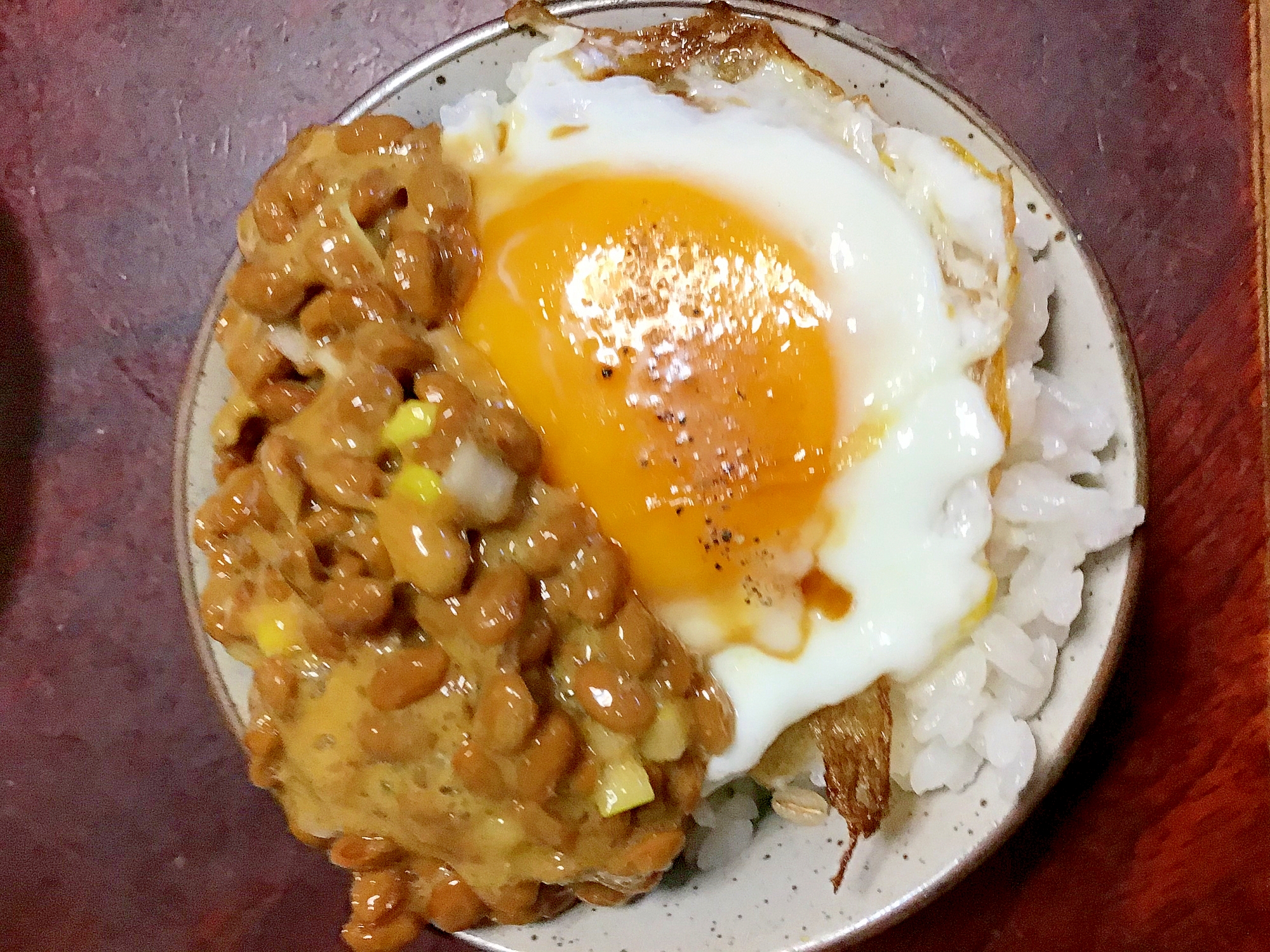 納豆&目玉焼きのもち麦入り丼。