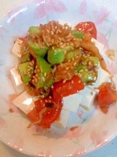 トマトとアボカドの豆腐サラダ