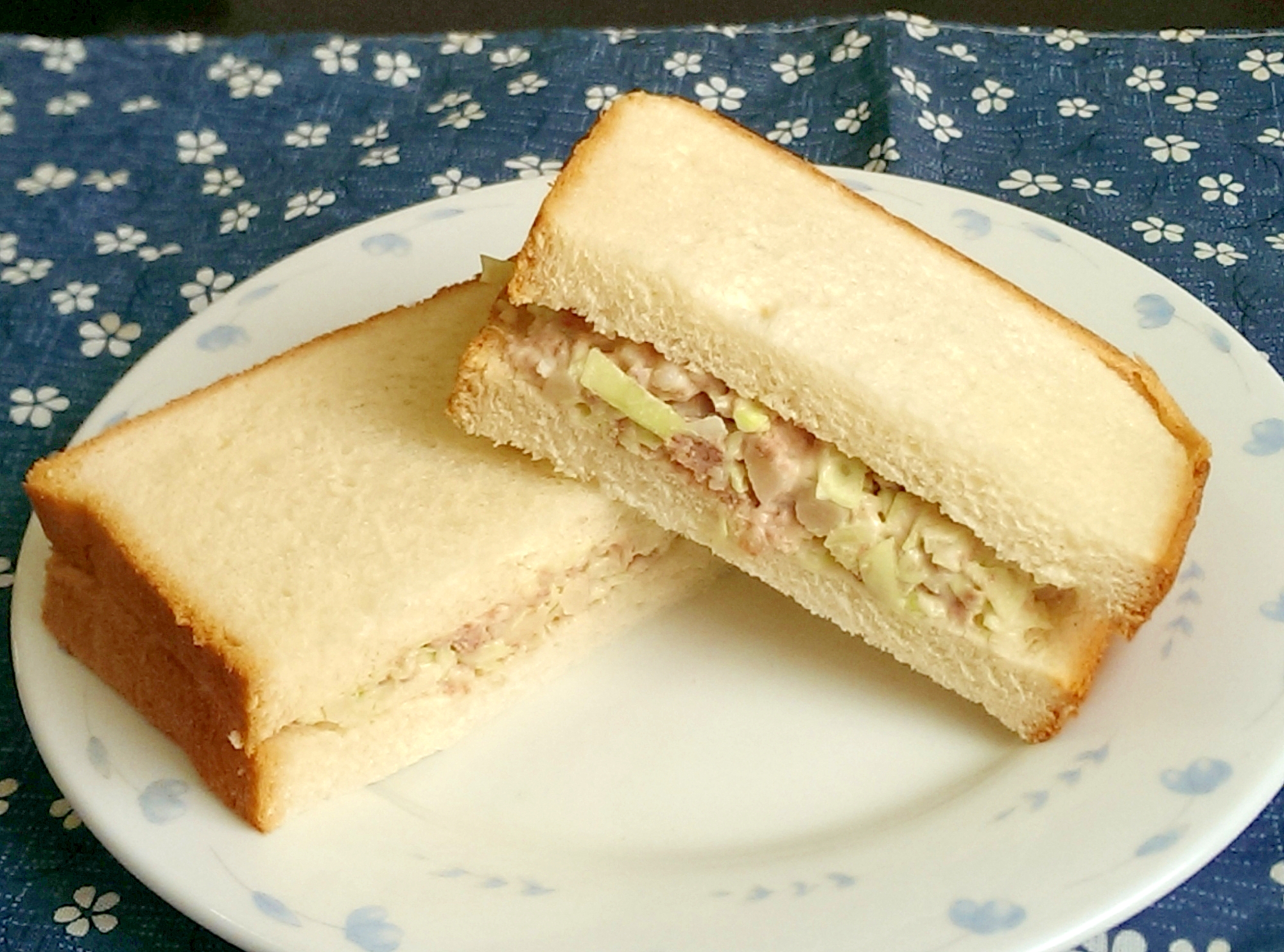 コンビーフハッシュとキャベツのサンドイッチ