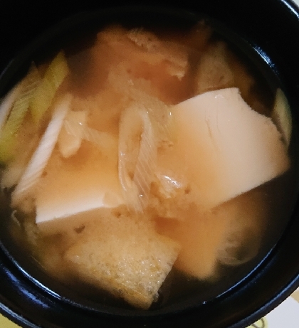 豆腐とうす揚げと長ネギのお味噌汁