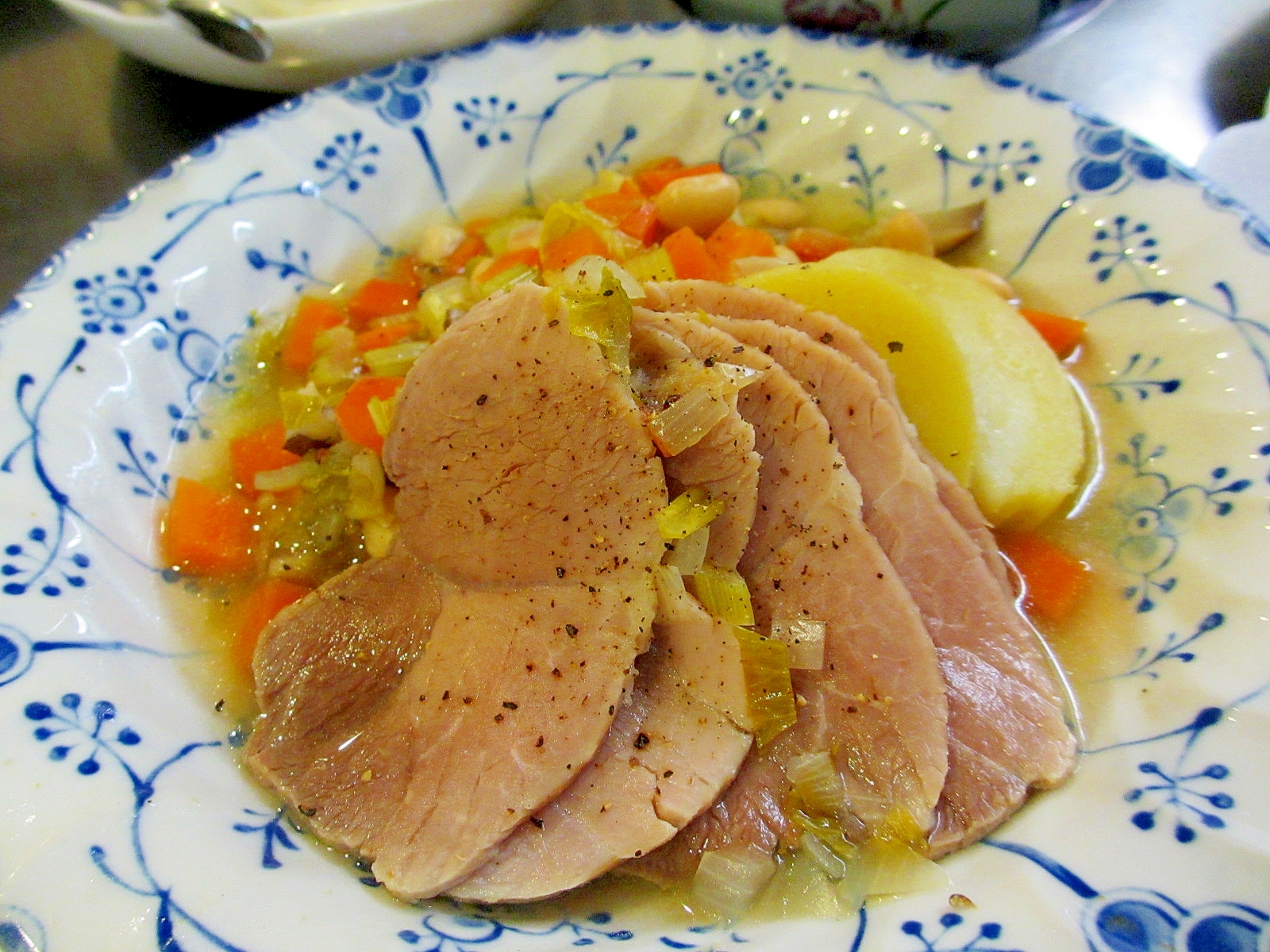 かたまり肉と大豆の野菜スープ