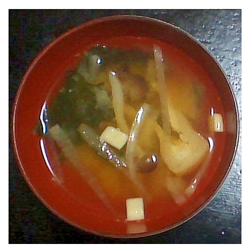 しめじ・たまねぎ・わかめ・ねぎ・油揚げの味噌汁