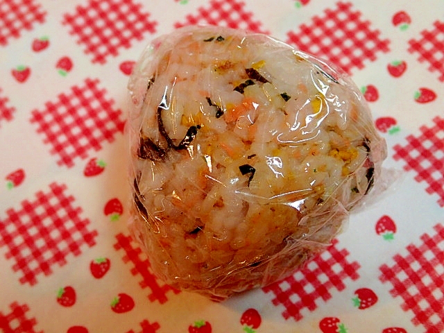 鮭フレークと塩昆布とのりたまのおにぎり♬