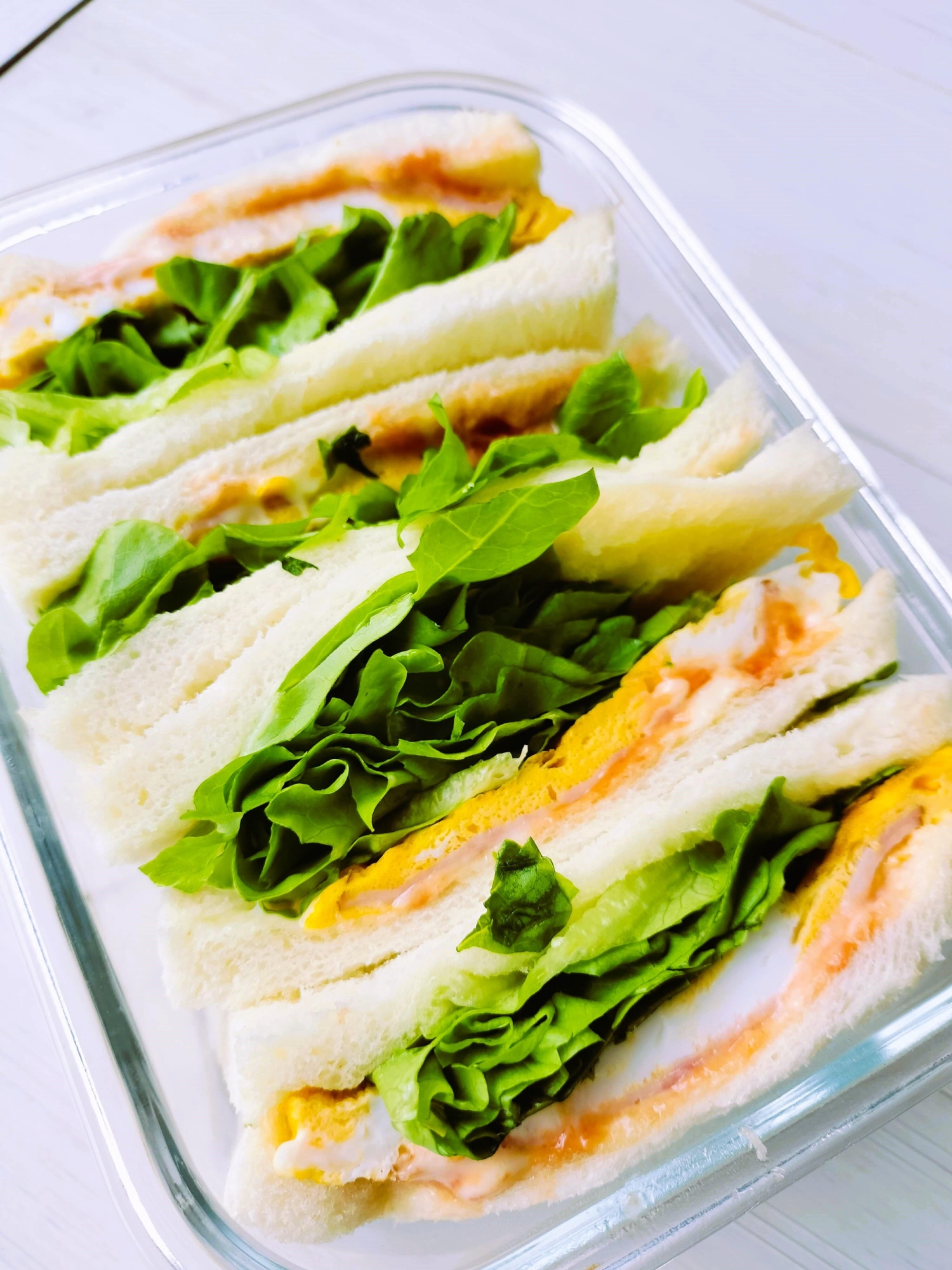 彩り抜群のハム入り卵サンド