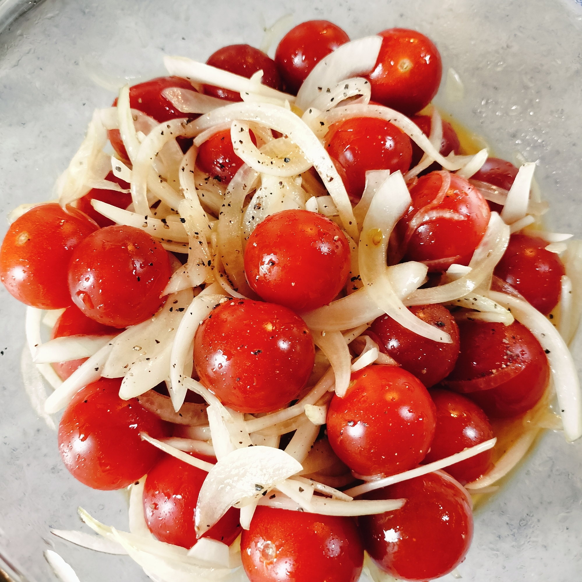 汁まで美味しい！新玉ねぎとプチトマトのマリネ