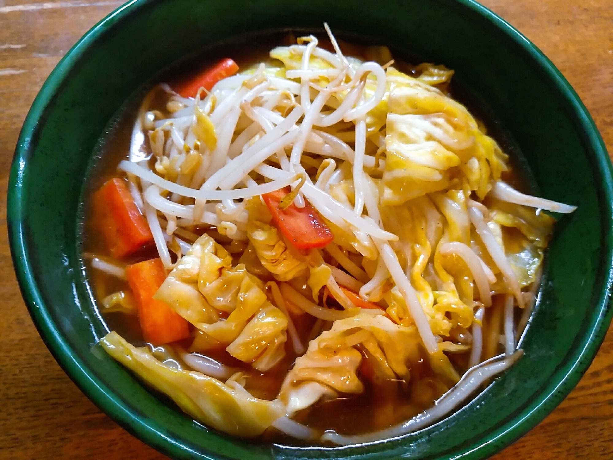 もやしとキャベツと人参入り醤油ラーメン