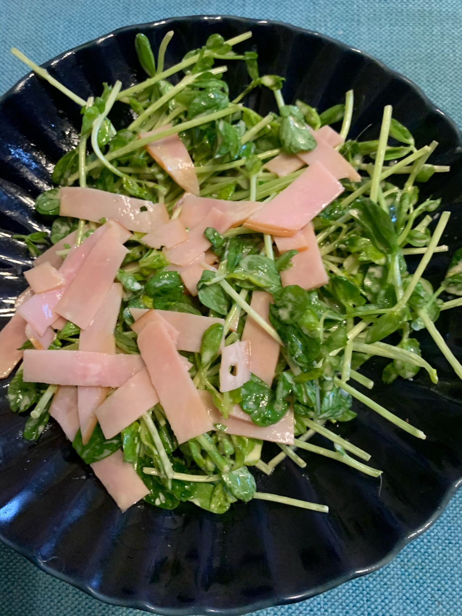 味付けが決め手！豆苗とベーコンのサラダ