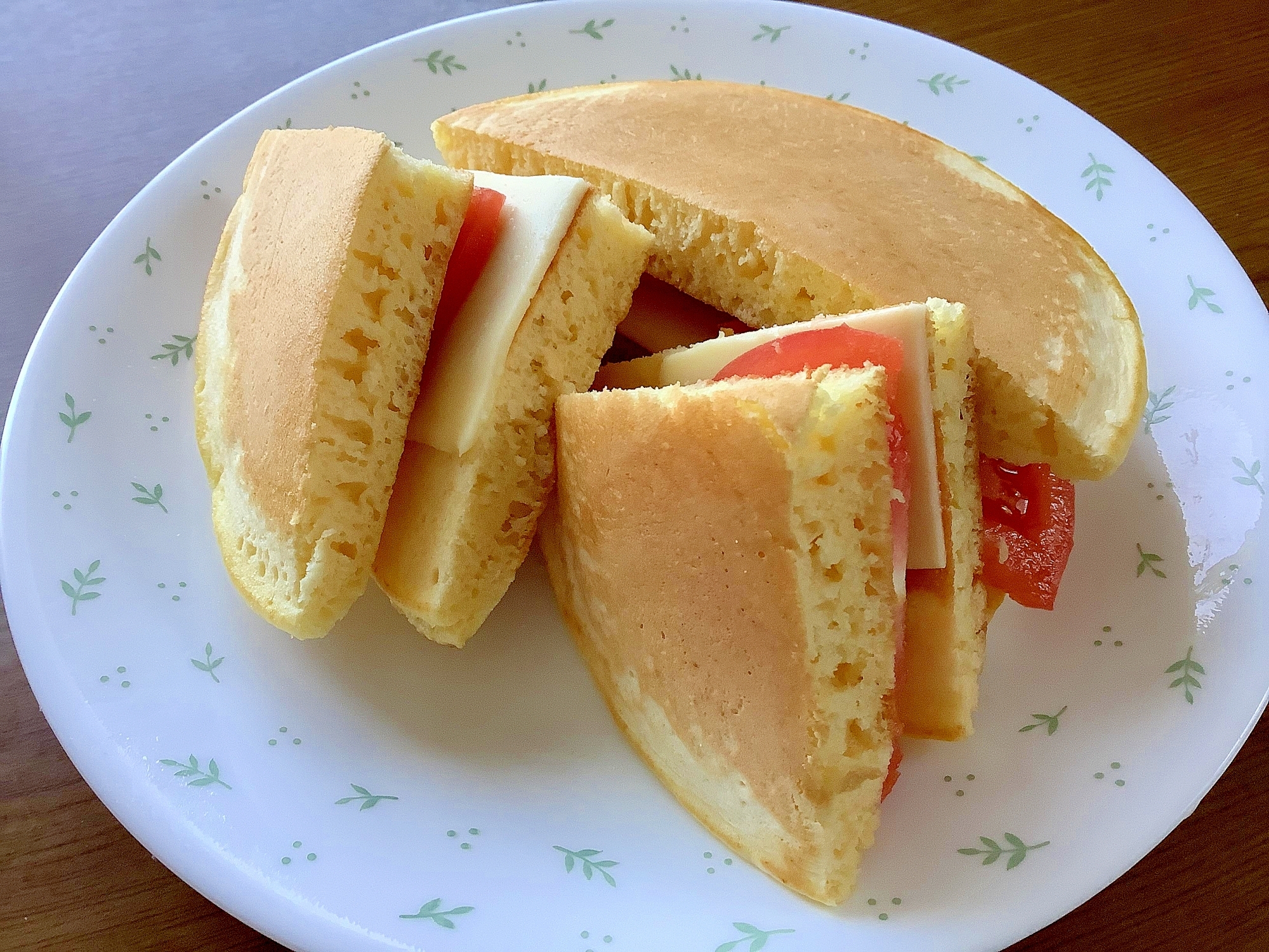 ホットケーキのチーズトマトサンド