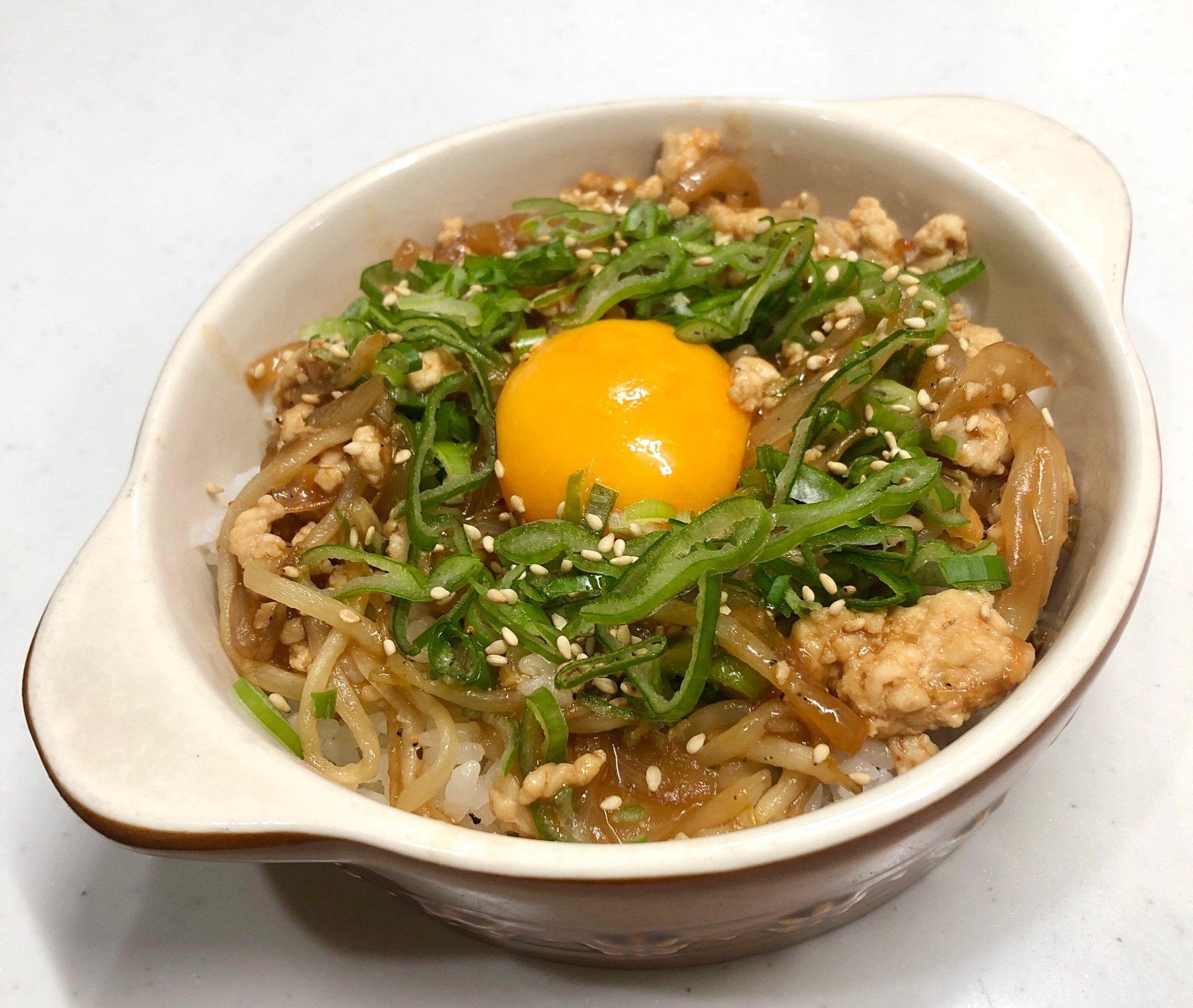 新玉ねぎと鶏ひき肉のコチュジャン炒め丼