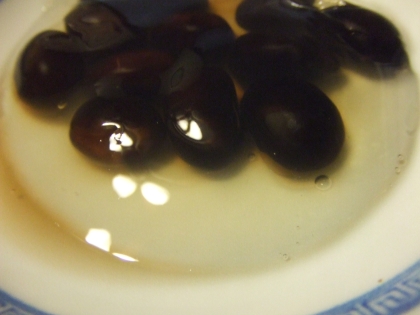 丸い器で作ってお皿に出したら、高さが・・・(-д-｡)
黒豆の汁をかけて食べました♪ごちそうさま！かなりの高級和菓子っていう感じでお正月らしくてよかったです！!