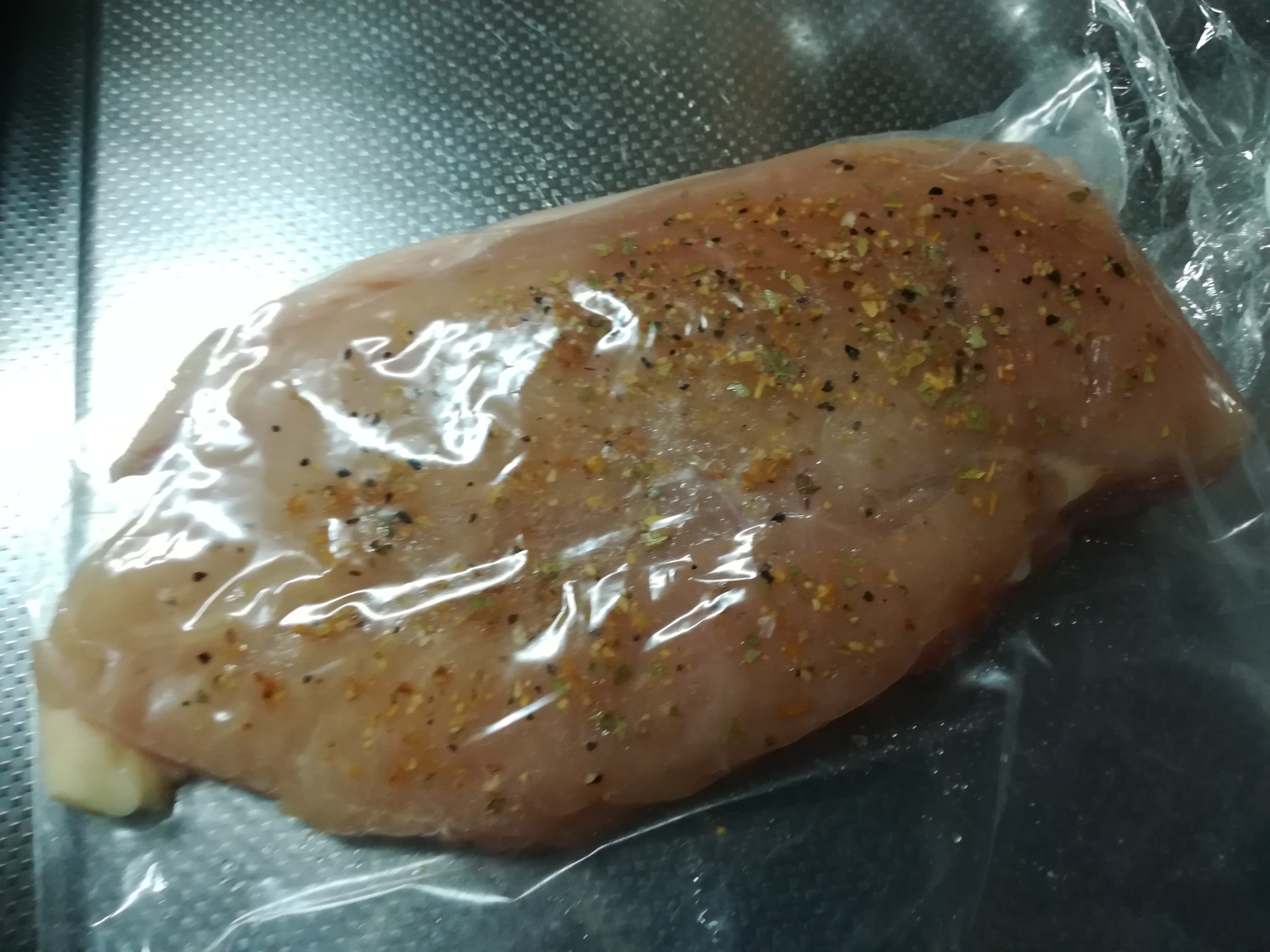 鶏むね肉の下味冷凍★ハーブサラダチキン