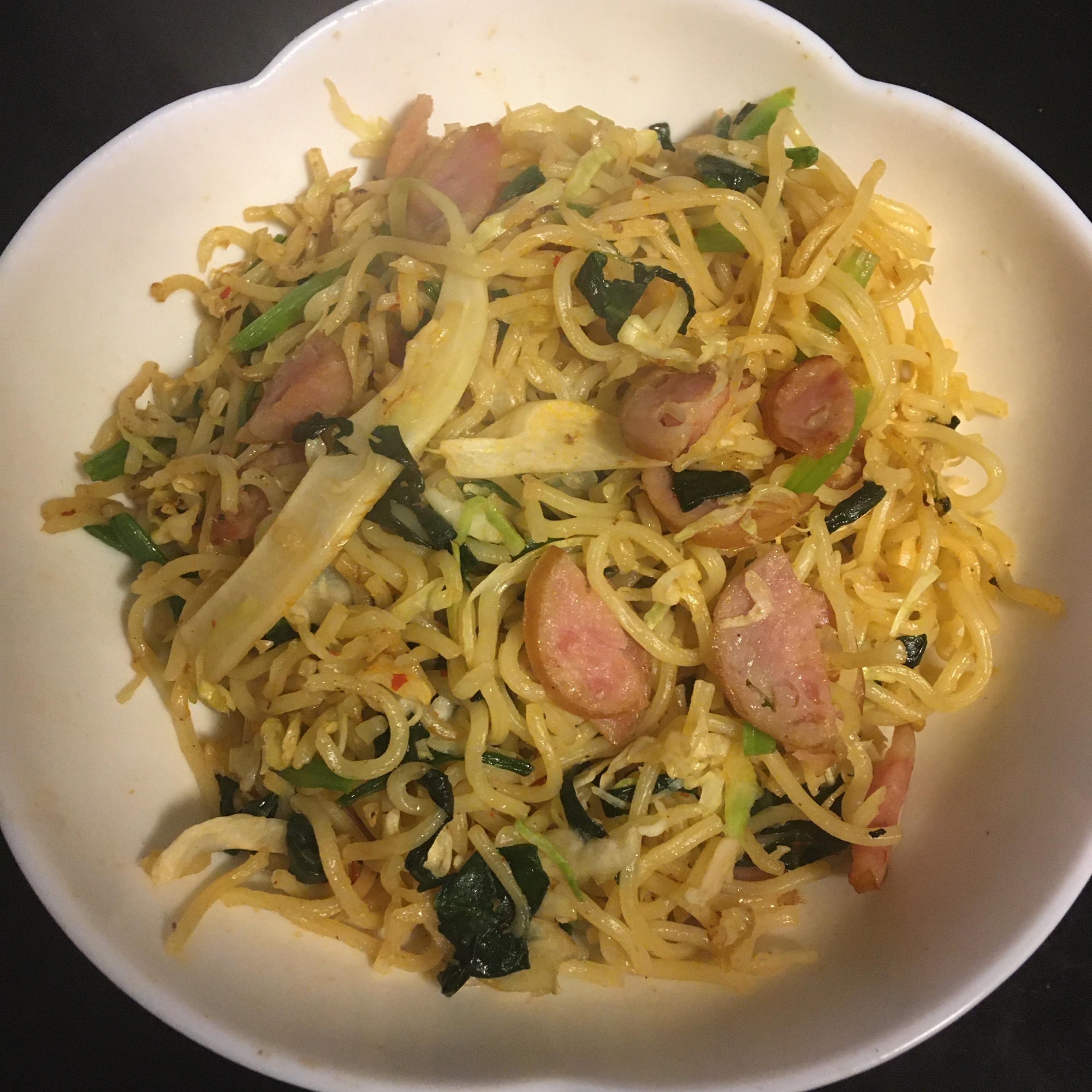 キャベツ、ほうれん草、ソーセージの豆板醤焼きそば
