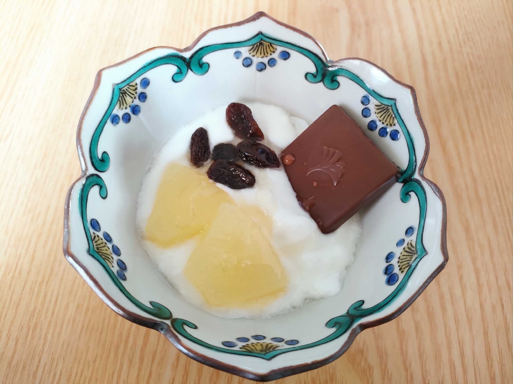 チョコとパイナップルとレーズンのヨーグルト