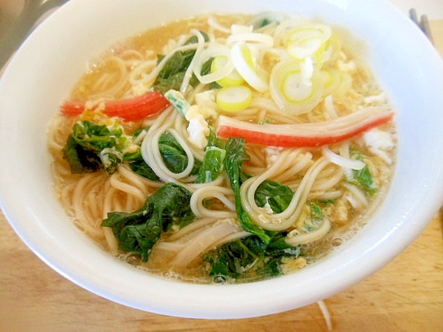 お夜食に～ほうれん草・カニカマ・卵であったか素麺