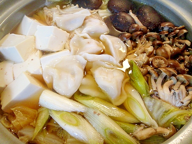 水餃子と鶏手羽元入り鍋