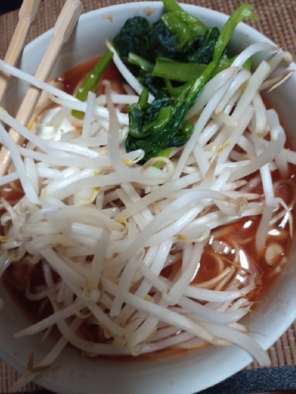 サッポロ一番塩ラーメンで作る豚肉ともやしラーメン