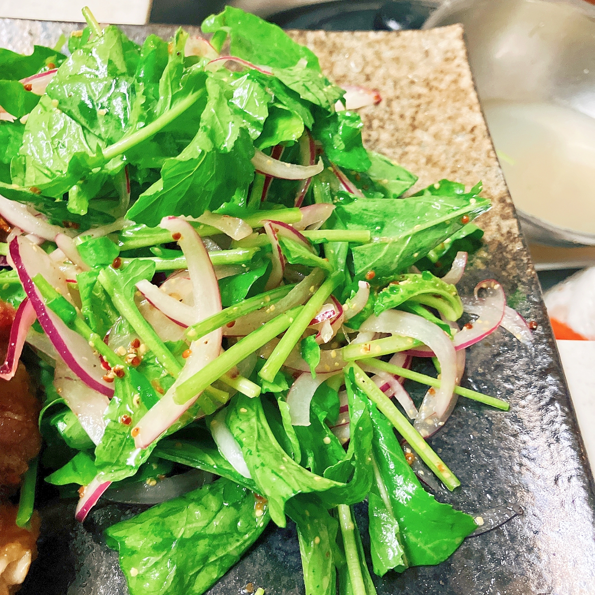 さっぱり♪赤玉ねぎとルッコラのサラダ