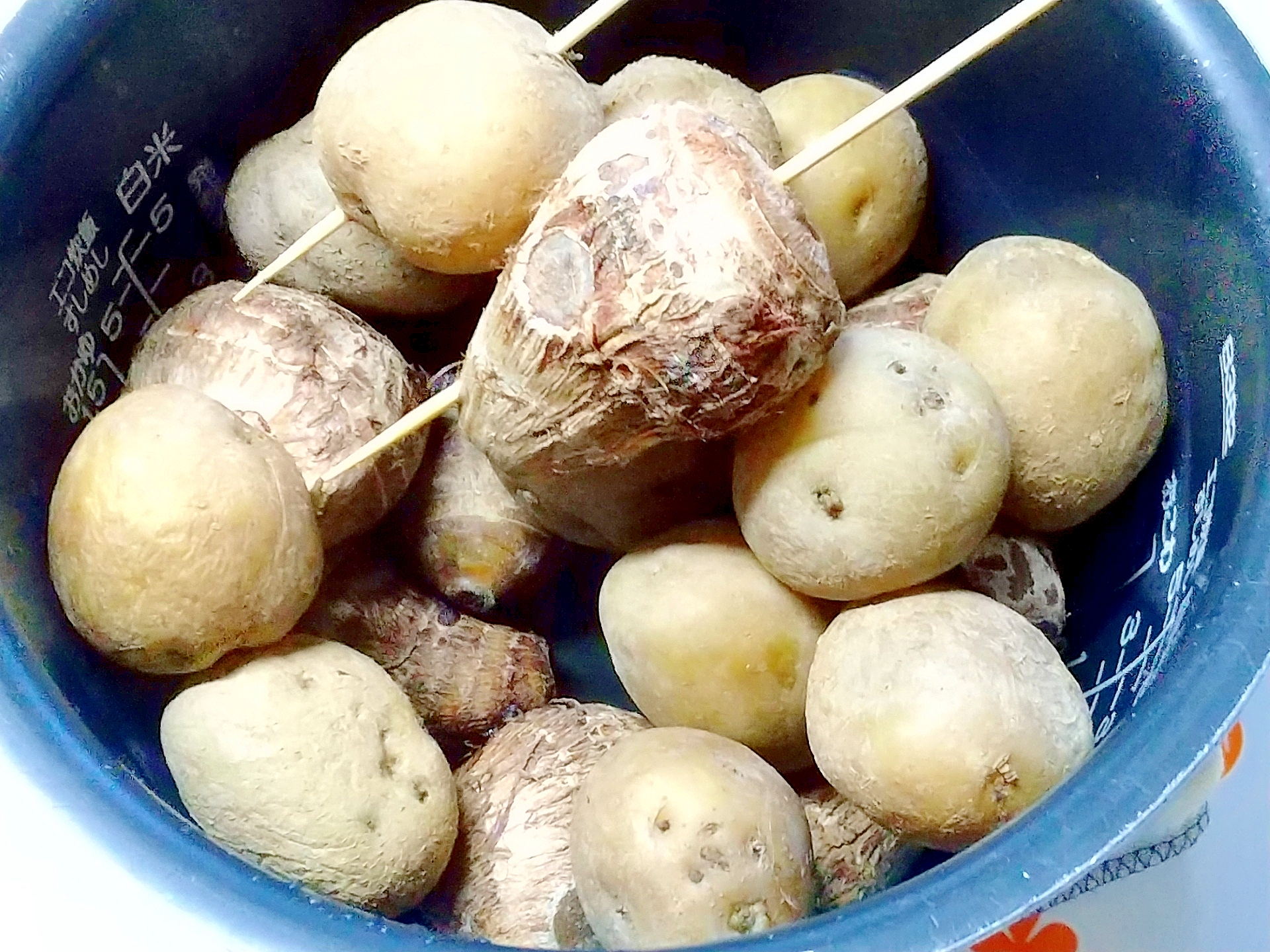 小芋やいびつな里芋は、炊飯器で炊くと重宝