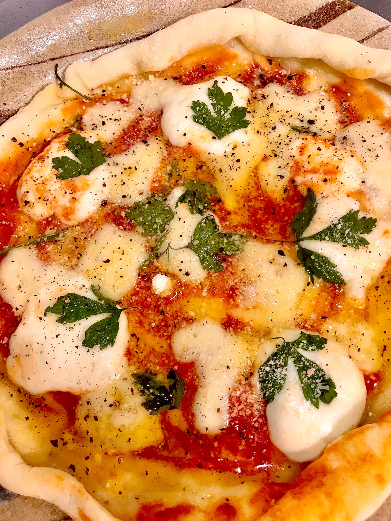 イタリアンパセリとモッツァレラチーズのピザ