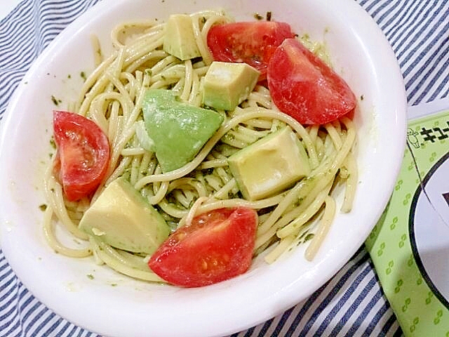 トマトとアボカドとバジルソースのパスタ