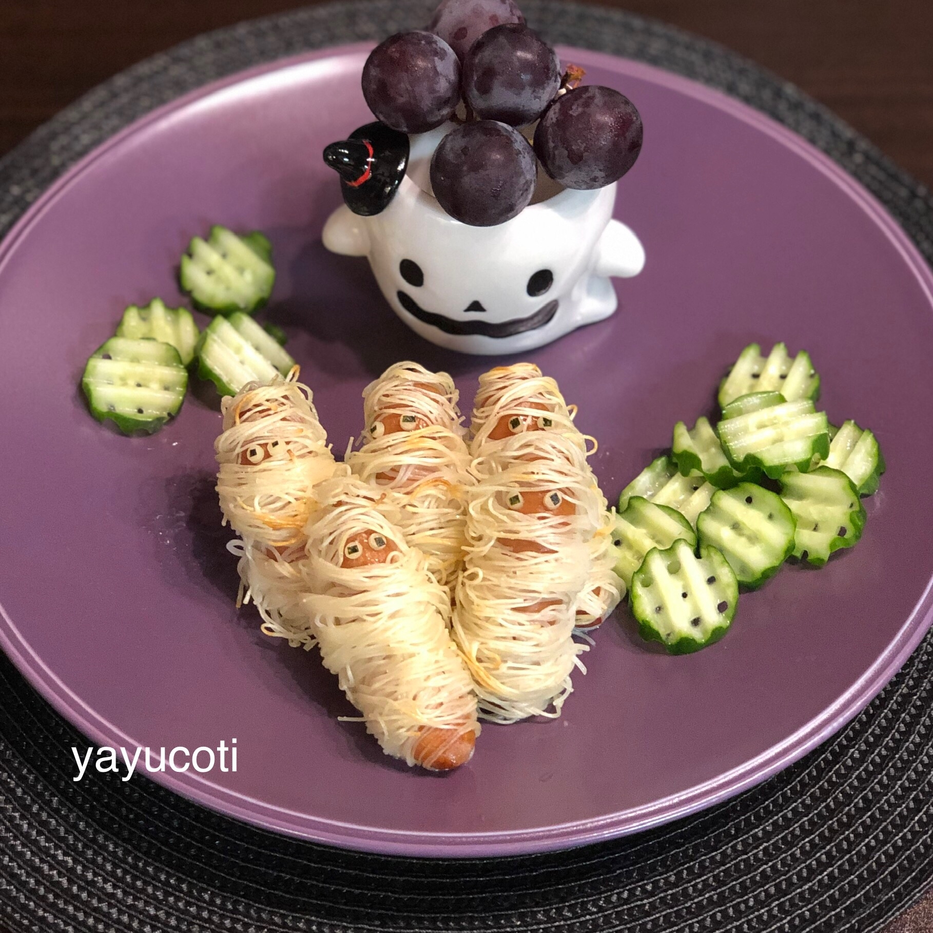 紫の皿に盛り付けられたミイラ男のウインナー