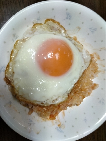 今日は、ケチャップライスと目玉焼き